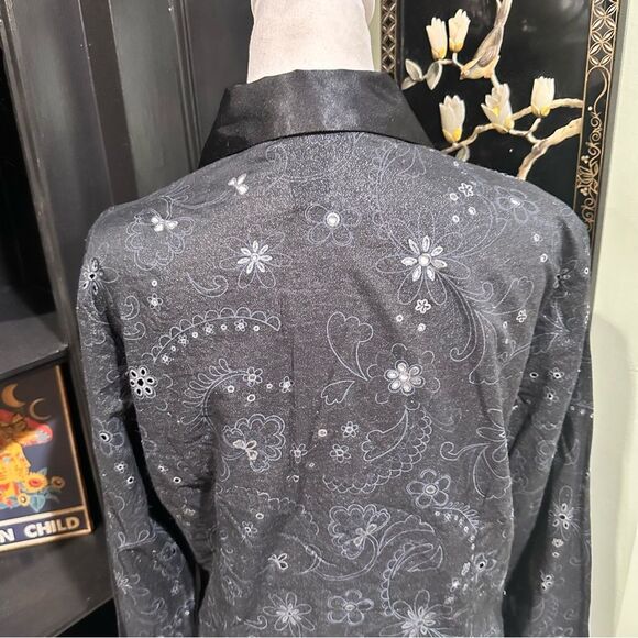 Antilia Femme Black Floral Eyelet Blouse with Satin Trim – Size L - Picture 9 of 12